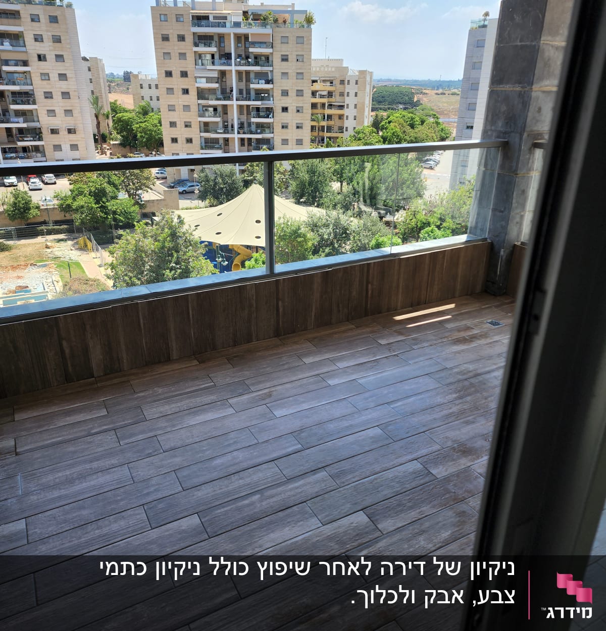 מרפסת עם רצפת עץ נקייה ומסודרת